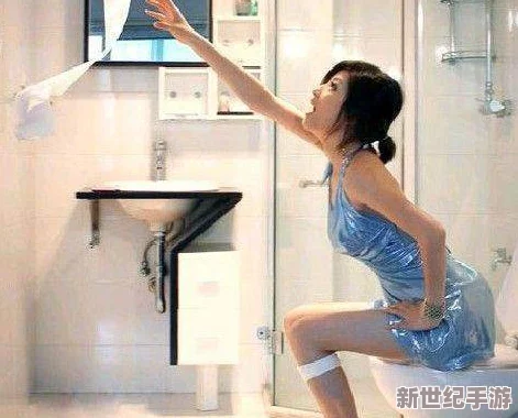 折磨女尿奴憋尿，近日网络热议引发关注，网友纷纷讨论其背后的心理与社会现象