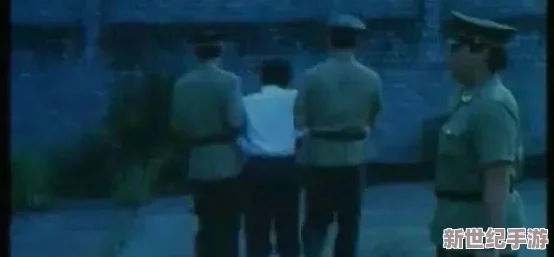 女生被男人操，现场目击者惊呼：竟然在大街上发生如此骇人听闻的事件，引发众人围观！