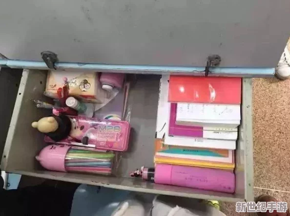 一小孩半夜喂女孩吃坤巴，竟被发现满屋惊吓，网友直呼无法想象！