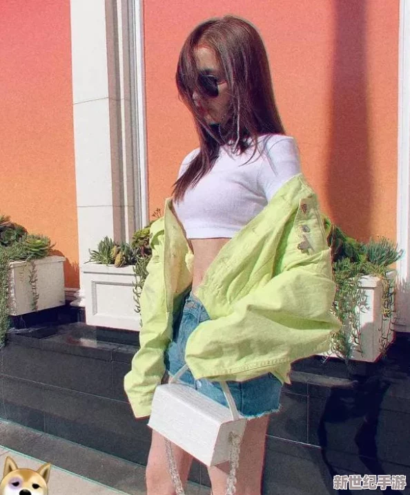 免费看美女脱了全身衣服直播，网友热议：这背后隐藏着怎样的网络文化与道德争议？