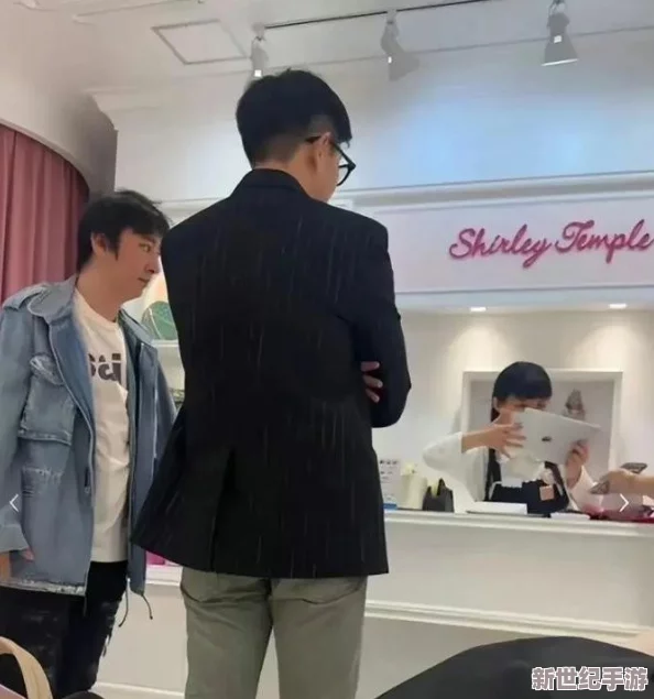 吃瓜群众热议：某明星因私生活问题被曝光，社交媒体上引发广泛讨论与关注，网友纷纷发表看法