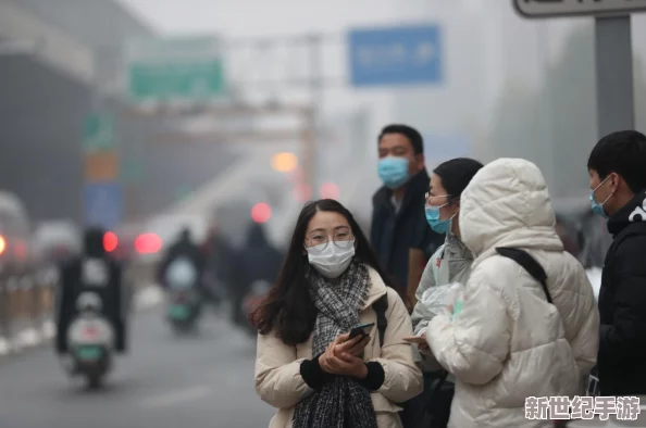 的小雪：在寒冷的冬季中，她用温暖的笑容和无尽的热情点亮了每一个角落，成为大家心中的小太阳