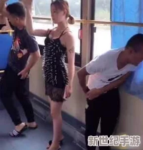 男人扒美女衣服摸全身，警方介入调查引发社会热议，网友纷纷讨论性别平等与公共安全问题