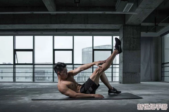 中国腹肌男Gay互吃鳮吧！街头健身房内竟上演激情对决，网友纷纷围观热议！