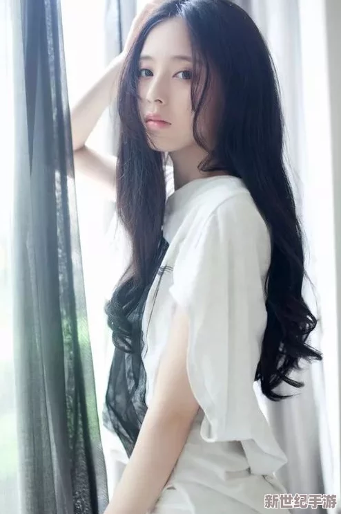 白丝校花被扒开双腿喷水小说：校园里的襟忌之恋与青春的悸动交织成一曲难以忘怀的旋律
