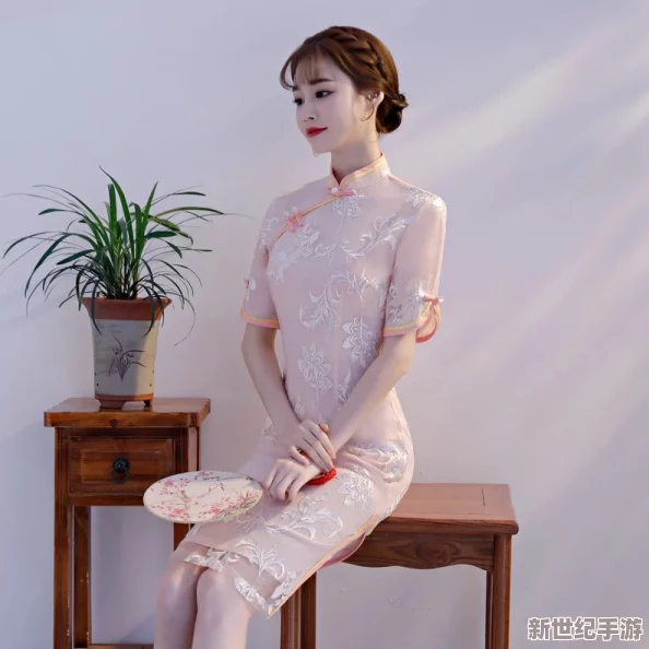 穿开襟旗袍做双人运动，展现传统与现代结合的优雅风采，感受运动中的文化魅力与时尚气息