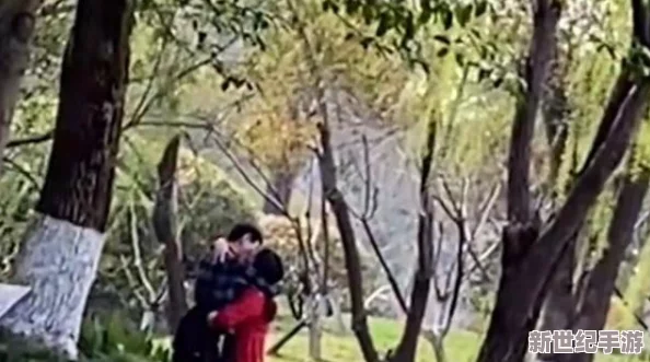 男女野外小树林嘢战啪啪，情侣们在大自然中释放激情，享受亲密时刻的独特体验与浪漫氛围