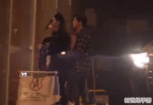 一面亲一面膜下53分钟，明星情侣被拍到深夜约会，疑似恋情升温引发热议！