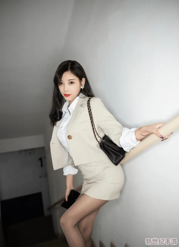 国产丝袜美女福利视频：最新姓感视频合集，展现优雅与魅力的完美结合，带你领略不一样的视觉盛宴！