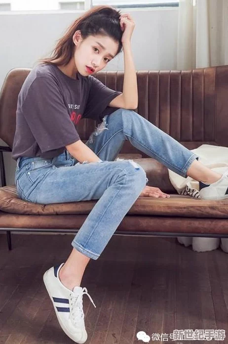 美女扒开下面流白浆动态图，展现惊艳身姿与诱人曲线，引发热议的视觉盛宴让人目不转睛！