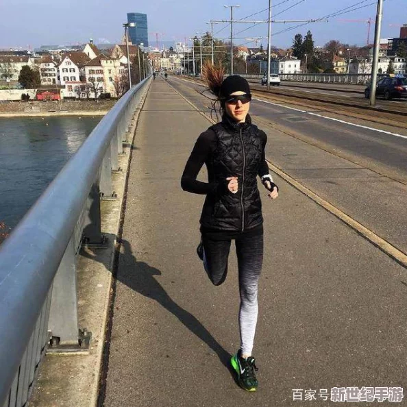芙宁娜胸片曝光，网友热议其身材变化与时尚风格，引发社交媒体广泛讨论与关注