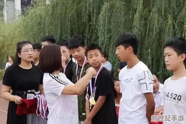 男女后式激烈动态图片：展现激情与力量的完美结合，感受运动中的热情与活力！