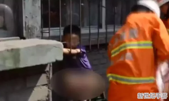 一小孩子喂姐姐吃钢筋璜，家长惊呼：这是什么奇怪的玩耍方式？引发网友热议与关注！