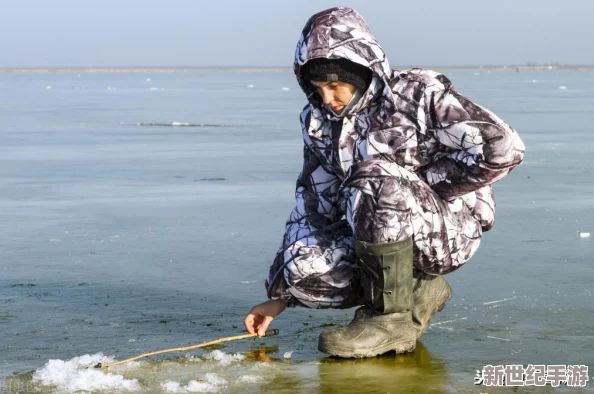 一小孩子喂姐姐吃钢筋璜，家长惊呼：这是什么奇怪的玩耍方式？引发网友热议与关注！