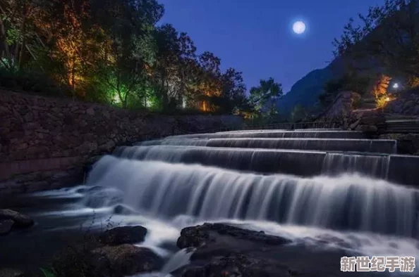 两峰夹小溪地湿又无泥诗小女之心：探讨自然景观对诗歌创作的影响与诗性表达方式的多样性