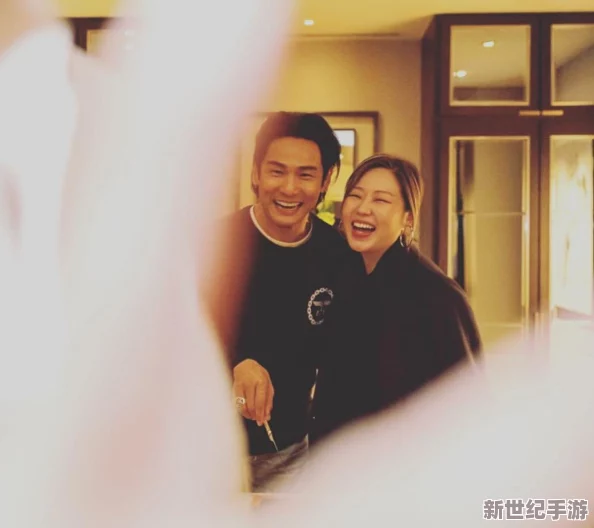 两个人在家做aj，一小时后惊现神秘黑影，令人不寒而栗的事件即将揭晓！
