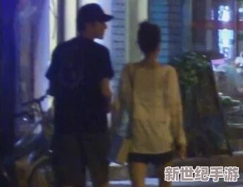 坤坤穿过女生定眼，现场互动引发热议，粉丝纷纷点赞支持他的魅力与风格！