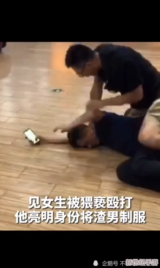 男女一边摸一边做刺激的视频引发热议，网友们纷纷讨论其内容与社会影响，相关平台也加强了审核措施