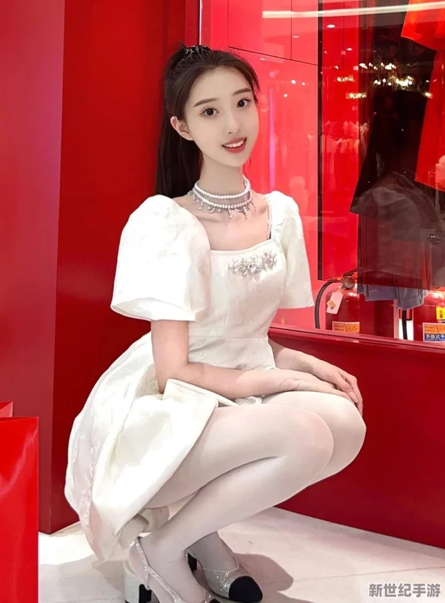 白丝美女最新动态：时尚界新宠，展现优雅气质与独特魅力，引领潮流风向标，备受瞩目