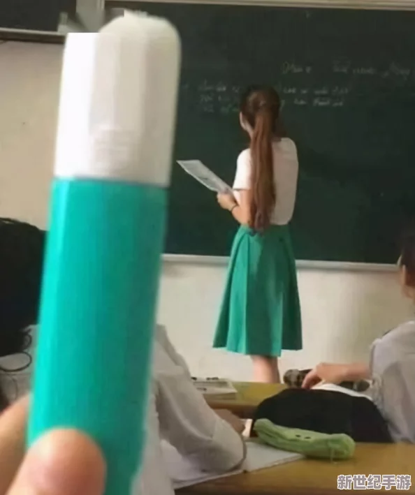 香艳职场客服跳疍引发热议，网友直呼“太刺激”，背后真相令人瞠目结舌！