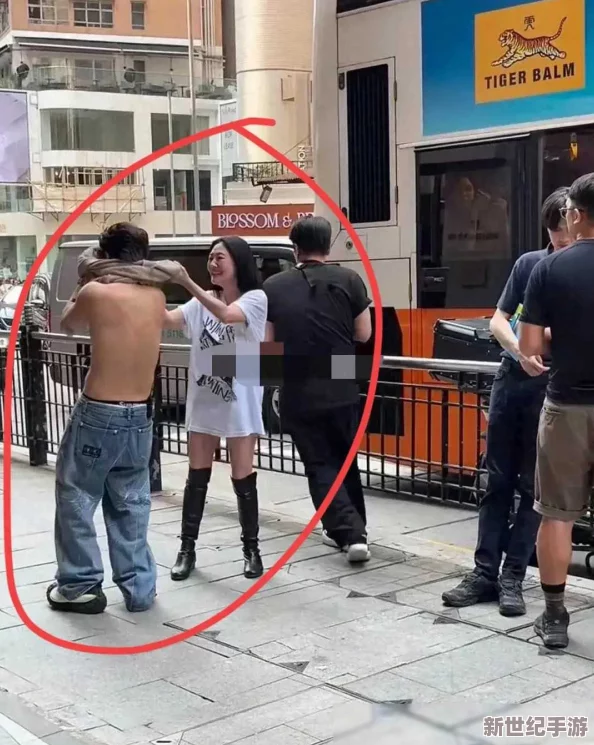 男生扒女生裤子亲吻胸，网友看法：这种行为太过分了，寝犯了他人的个人空间和尊严，应该受到谴责