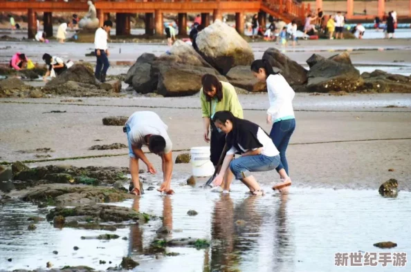 男人一边享受桶中美女的魅力，一边探索生活中的无限乐趣与惊喜