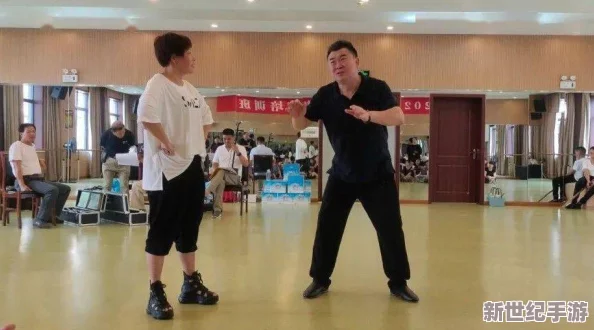 在校园里，长腿丝袜老师王飞如何用独特魅力与同学们建立深厚的师生情谊？