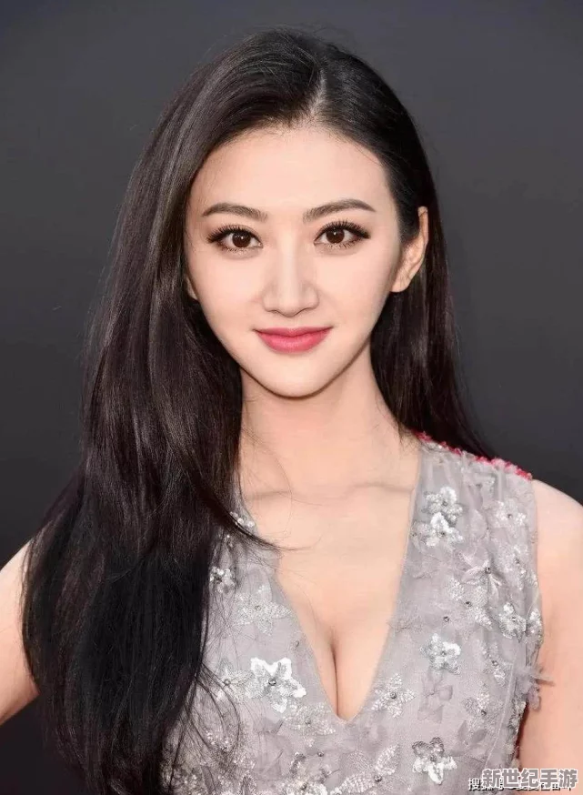 岳妇伦沣满6XX：惊艳全场的绝美身姿，引发网友热议与疯狂追捧，成为时尚界的新宠儿！