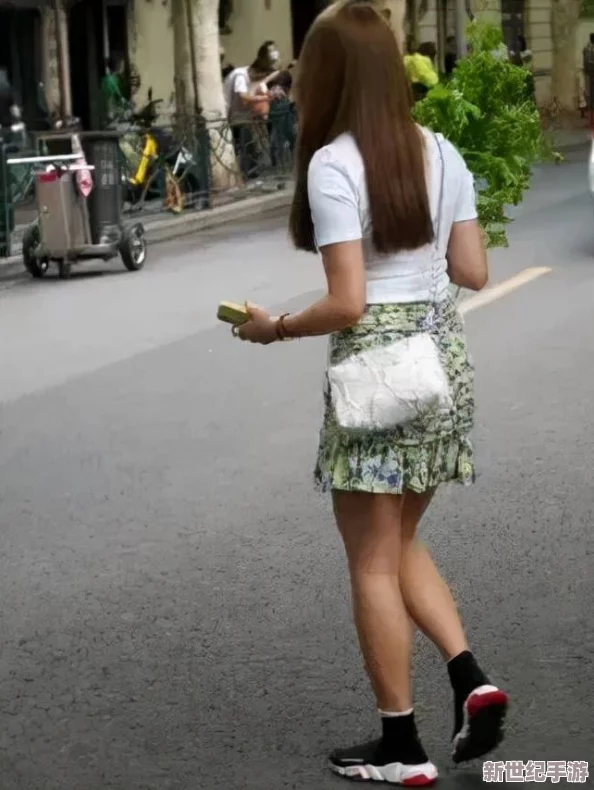 在车上进入丝袜麻麻裙底，许多网友对此表示震惊，认为这种行为极其不妥，侵犯了他人的个人空间和尊严