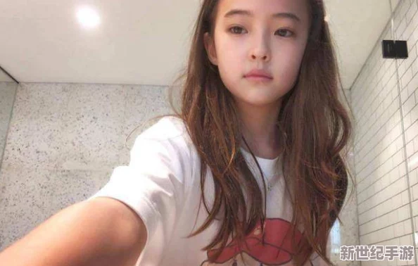 张悠雨玉门打开大腿张开图片引发热议，网友纷纷评论其大胆表现与艺术价值！
