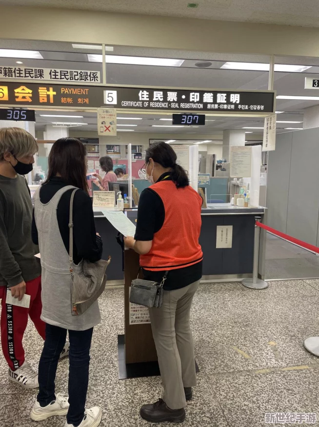 情侣奴跪下用嘴伺候主人，这种关系是否健康？网友们对此有不同看法，有人认为是个人选择，也有人表示反对