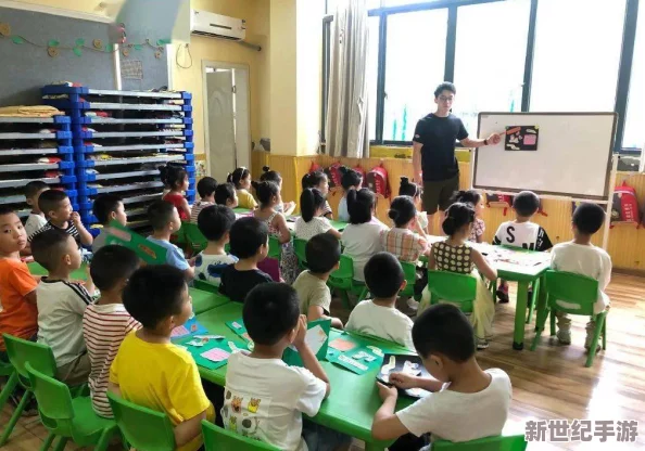 体育老师爆c了我一节语文课文，课堂上意外引发学生们的热烈讨论与欢笑，学习氛围瞬间变得轻松活跃