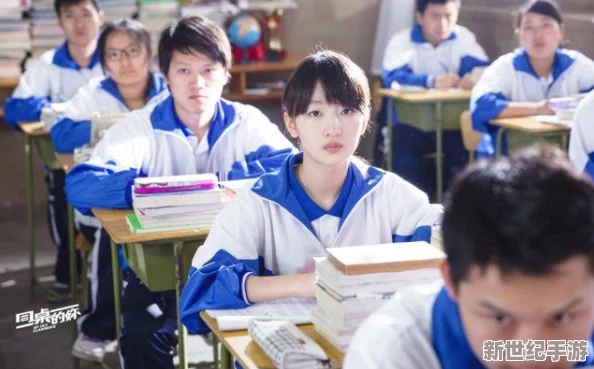 上课我穿超短裙被同桌摸出水，事件引发热议，学校已介入调查并召开家长会议讨论相关问题
