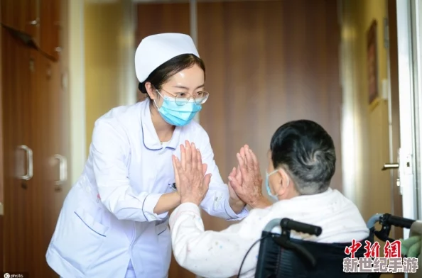 年轻护士的温柔守护：在毛茸茸的世界中传递关爱与希望