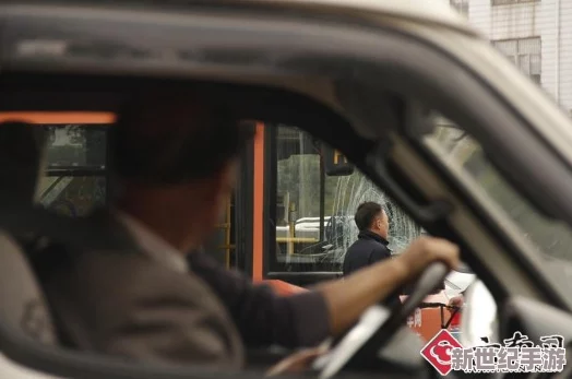 在小雪的寒风中，公交车内温暖如春，乘客们共享这份灌满的幸福与舒适感