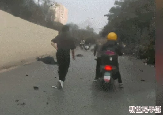 h嗯啊抵在墙上狠狠撞击，真是让人心疼，这样的行为太过激烈了！