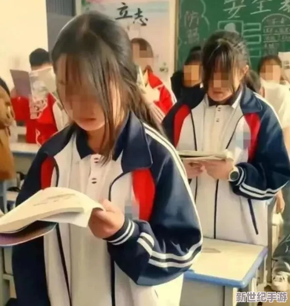 老师脱 让学生摸 小说＂事件引发全网热议，家长质疑学校教育方式，学生心理健康问题浮出水面！